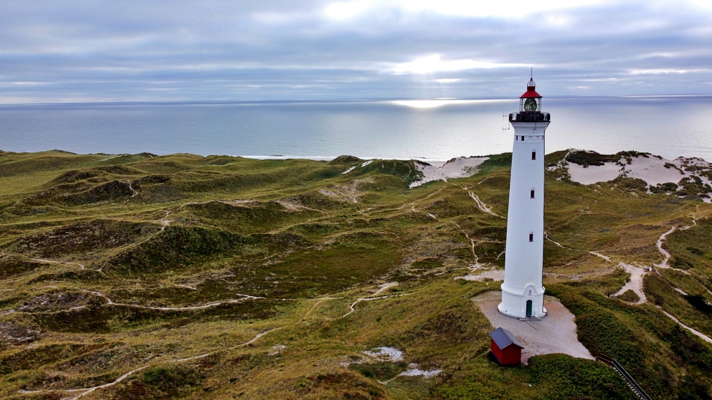 Ein Tag im Leuchtturm: Wimmeliges, großformatiges Nordsee