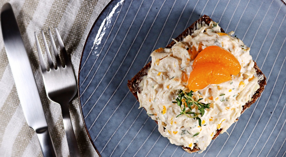 Smørrebrød med frisk hønsesalat – Smörrebröd mit frischem Hühnchensalat ...